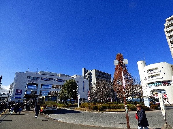 周辺環境:鶴川駅　(鶴川駅は里山の雰囲気も残すエリアが点在しており、ゆったりと暮らすことが出来ます。)