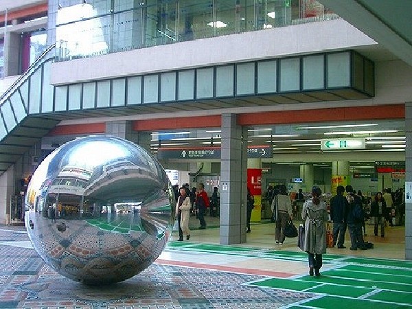 周辺環境:日吉駅　(東横線通勤特急・急行停車駅、グリーンライン始発駅。「渋谷」駅へ約20分、「横浜」駅へ約12分と、好アクセス駅です。)