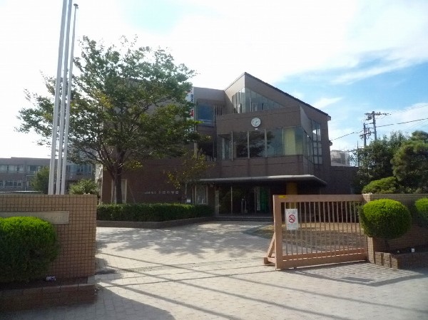 周辺環境:井田中学校　(知・徳・体の調和のとれた人間性豊かな、しなやかで　たくましい人を育成する。)