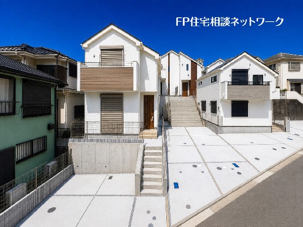 外観:高田駅徒歩12分。現地周辺は低層の閑静住宅地です。駐車2台可能な大型分譲地。