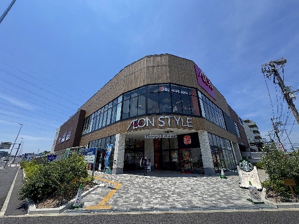 周辺環境:イオンスタイル横浜高田(買い物や外食に大変便利な立地です。食品・日用品のほか、カフェや飲食店、クリニックなども併設されており、生活利便性の高いエリアです。)