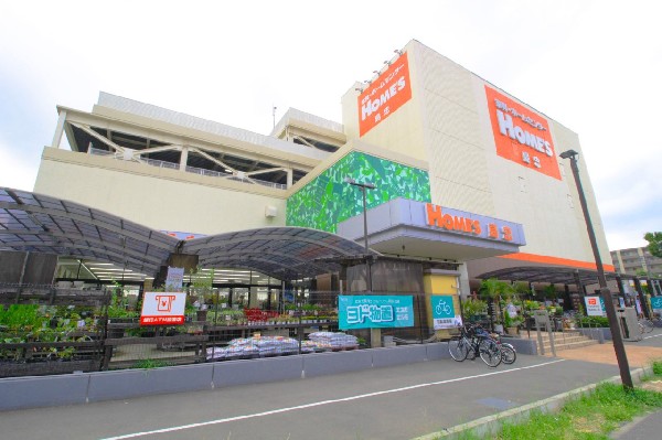 周辺環境:島忠ホームズ　港北高田店(2014年12月にオープンした店舗、家庭用品から家具、家電製品、ペット関連などを取り扱っており、約300台の大型駐車場完備！)