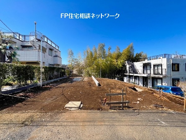 外観:小田急線「玉川学園前」駅徒歩9分の好立地！ゆとりの敷地でカースペース並列2台駐車可能です。