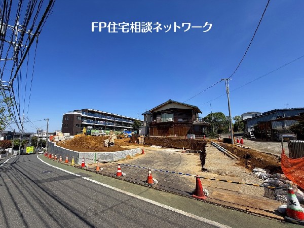 外観:お散歩やジョギング、週末のご家族での遊びに最適です。目の前に広がる開放感とゆとり、暮らしの夢を育む理想の住まいがここにはあります。