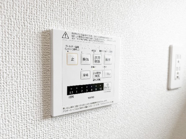 【浴室乾燥機　】カラッとしない日が続き、外干しで乾きにくい時季などに重宝する、浴室換気乾燥機付です。花粉シーズンや、早く乾かしたい時など、様々な場面で家事の効率もUPします。