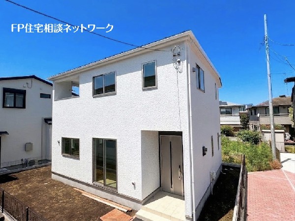 外観:カースペースになっており、建物が隣接していないので解放感のある2階建て住宅です。