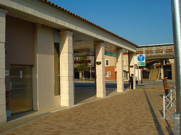 周辺環境:北山田駅(横浜方面や都内方面、どちらにもアクセス良好です。駅周辺には商業施設、少し離れると住宅街と、利便性と住環境のバランスが整うエリアです)