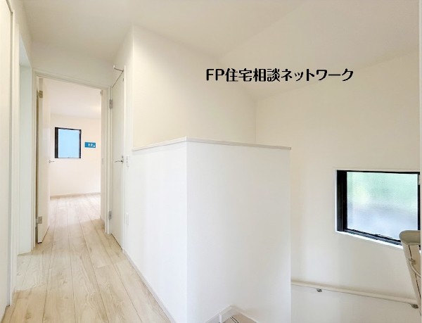 明るく開放感のある2階廊下は各居室への行き来もスムーズ。窓から自然光が差し込み、毎日の暮らしにゆとりと心地よさを感じられる住まいです。