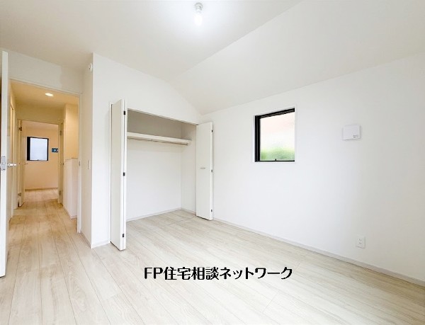 勾配天井が広がりを演出する明るい洋室。奥行きのあるクローゼットを備え、衣類や季節用品もすっきり収納できる、使い勝手の良い空間です。
