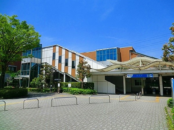 周辺環境:小田急多摩線栗平駅　(小田急線急行・快速急行停車駅。北口周辺は、小田急マルシェや、Odakyu OX、コンビニ、飲食店、個人医院、ドラッグストアなどの商業施設が多くある。)