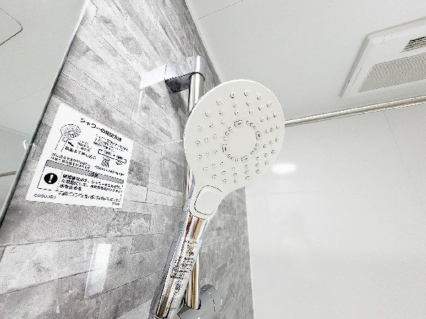 【シャワーヘッド】同仕様設備：高級感溢れるメタルタイプのビックシャワーヘッドを採用。流すだけで贅沢な気分に。