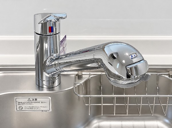 【ビルトイン浄水器】「同仕様設備」　キッチンには浄水器を標準装備。最近は水を飲むという場面以外にも料理で使用したり、野菜を洗う場合もキレイな水で洗いたいという人が増えてきています。