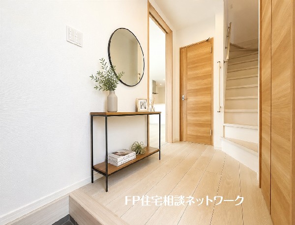 本画像の家具、小物等はCGで、販売価格に含まれず、付帯しません。鏡の設置には有償で工事が必要です。