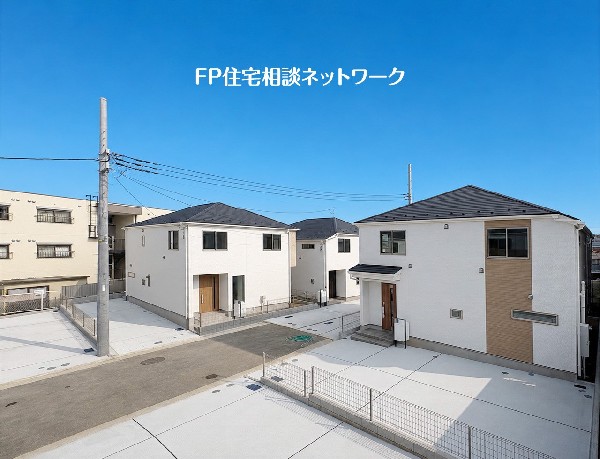 外観:ゆとりある街並みに調和する新築住宅。前面道路も広く、開放感のある住環境が魅力です。ご家族が心地よく暮らせる住まいをご覧ください。