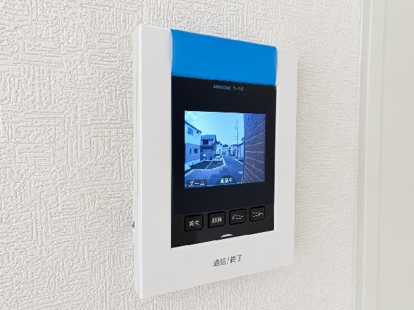 【TVモニター付インターホン】モニター付インターホンが標準仕様です。不安になりがちな防犯面。目で確認できるからあんしんです。