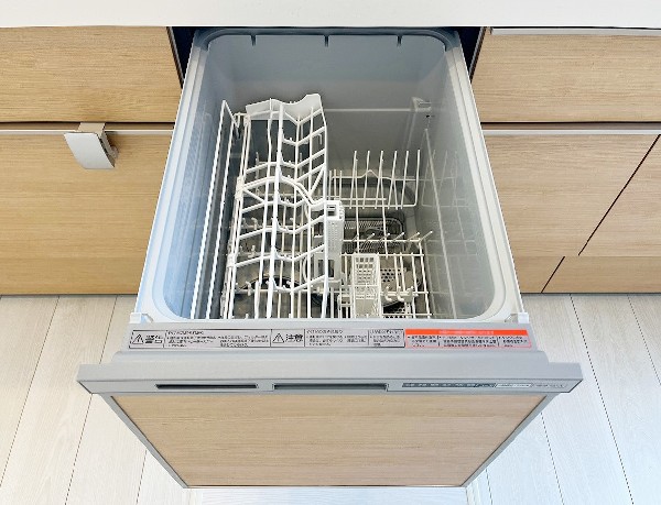 【食器洗浄乾燥機】同仕様設備：利用者が増えているのはメリットが多いから。時間の節約、手が荒れない、水道代の節約、高温度で洗うので油汚れもしっかり落とせる。まさに理想家電。