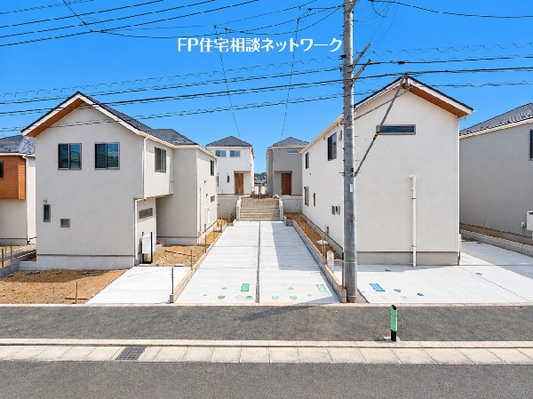 外観:道路から奥まった住戸配置で、落ち着きと開放感を感じられる住環境。ゆとりあるカースペースに加え、統一感のある建物が並ぶ美しい街並みも魅力です。