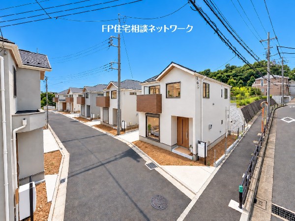 外観:統一感のある美しい街並みが広がる新築分譲地。新しい住まいが建ち並ぶ落ち着いた住環境で、ご家族の新生活にもおすすめです。開放感のある街並みが魅力です。