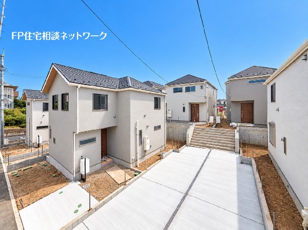 外観:ゆったりとした敷地配置で、建物同士の間隔にもゆとりを感じる街並み。高台ならではの開放感と陽当たりの良さが魅力です。統一感のある外観が美しい、落ち着いた住環境です。