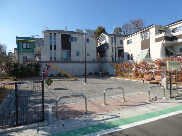 周辺環境:菅生ケ丘公園(住宅街らしく近隣には公園が複数ありますので、お子様にも嬉しい住環境です。きっと、お気に入りの公園がみつかるはずです。)