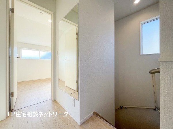 本画像の小物アイテム等はCGで販売価格に含まれず、付帯しません。鏡の設置には有償で工事が必要です。  