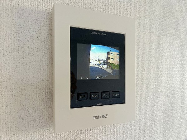 【TVモニター付きインターホン】モニター付インターホンが標準仕様です。不安になりがちな防犯面。目で確認できるからあんしんです。
