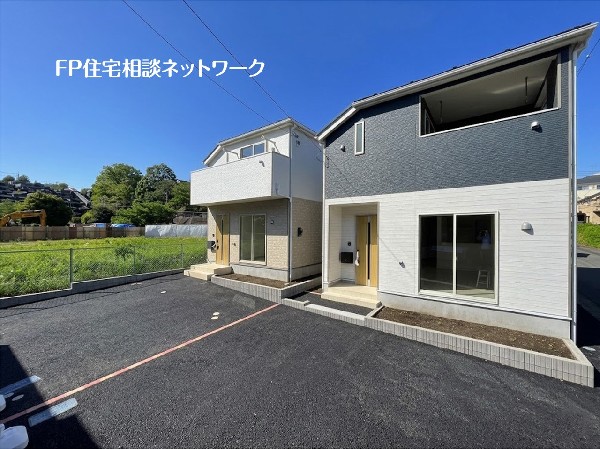 外観:青空の下に佇むモダンでスタイリッシュな外観が魅力的で、明るく開放的な暮らしを叶えます。駐車スペースもゆとりがあり、新生活のスタートにふさわしい住まいです。