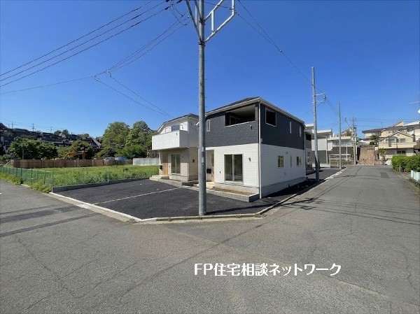 外観:角地に建つ、陽当たり良好な築浅物件です。駐車スペースもゆとりがあり、周辺環境:は閑静で落ち着いた暮らしが叶います。マイホームをご検討中の方にぜひおすすめしたい物件です。