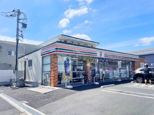 周辺環境:セブンイレブン小倉3丁目店(セブンミール、お弁当に定評のあるセブンイレブン、コンビニエンスの最大手ですね。)
