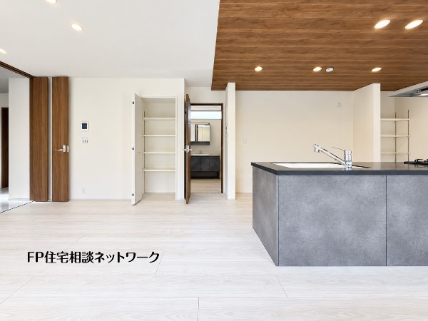 想像以上の質感が訪れる者の心を離さない。フローリング素材、窓の配置、壁面タイル、カラーバランス、どれをとってもワンランク上の仕上がり。