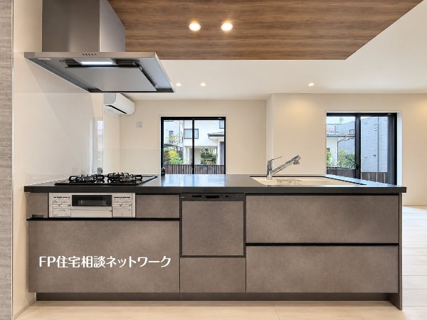 新しいキッチンは食事の支度も楽しく出来る。お手伝いをしてくれるお子様と並びながら準備や片付けが出来るキッチンは、ご家族のコミュニケーションを育む場として活躍します。