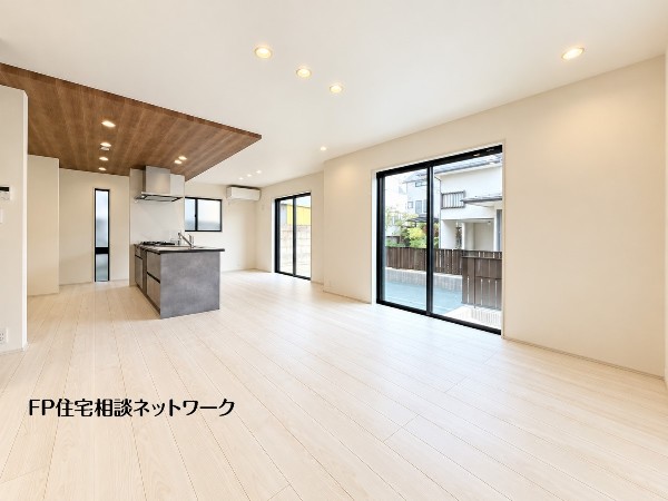 大切な家族が集まるからこそLDKにはこだわりたい。日当たりのよい広いＬＤＫを、子供たちが元気に走り回っている姿を見た時「広い家にして良かった」と思う。