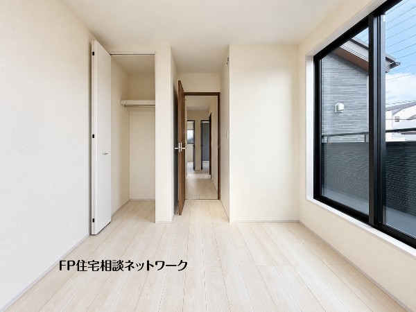 収納力が豊富な大型クローゼット。普段着やスーツはもちろんのこと、コート類などもしっかり掛けられます。奥行きもあり、部屋がスッキリしますね。