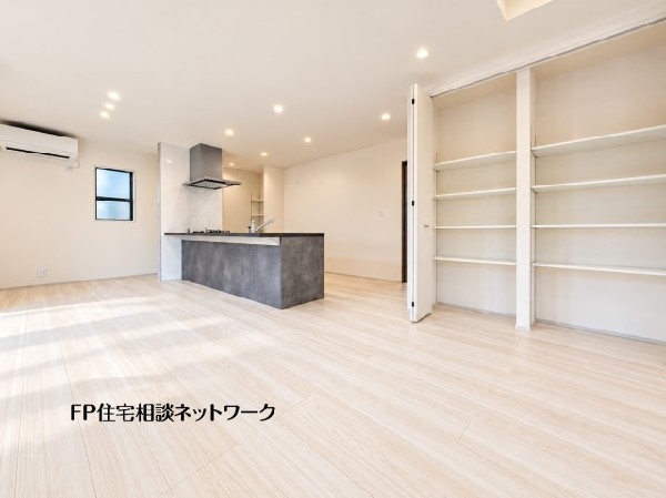 なにかと物が溢れがちなリビングに、マルチにご使用いただける収納スペースを設けました。お掃除用具、書類関係なども片付くので、リビングが広々使えます。