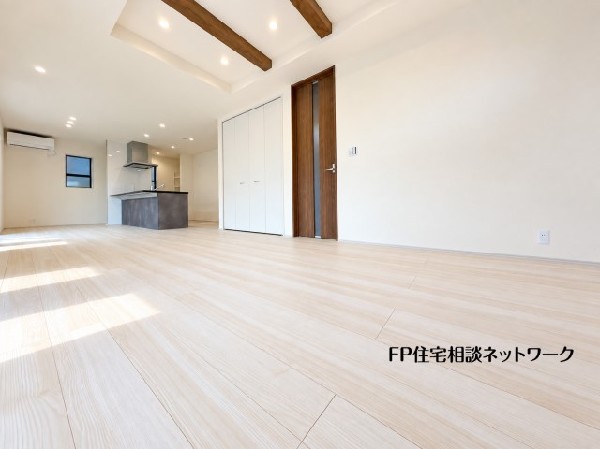想像以上の質感が訪れる者の心を離さない。フローリング素材、窓の配置、壁面タイル、カラーバランス、どれをとってもワンランク上の仕上がり。