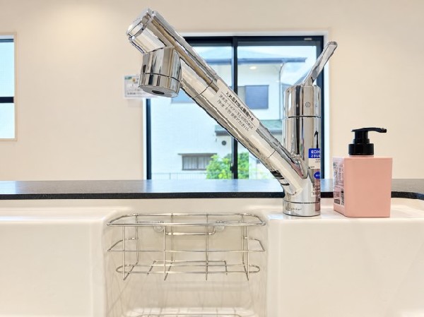 スタイリッシュな、浄水器一体型水栓です。水栓にシャワーホースと浄水器を内蔵し、カルキ臭など軽減。シャワーヘッドを引き出すことで、広いシンクのお手入れもラクラク。