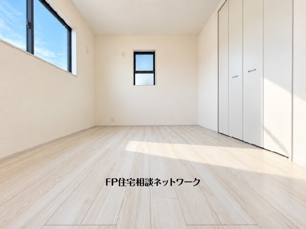 2面採光でお部屋の隅々まで明るい印象の居室。おひさまの光を、爽やかな風をたっぷりと取り込めます。居室内はいつも明るいので、毎日の生活も自然と明るくなりますね。