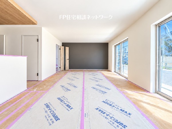 19帖の広々としたLDK。落ち着いた色合いのアクセントクロスが空間にメリハリを与え、明るさと上質感を兼ね備えた家族憩いの空間です。