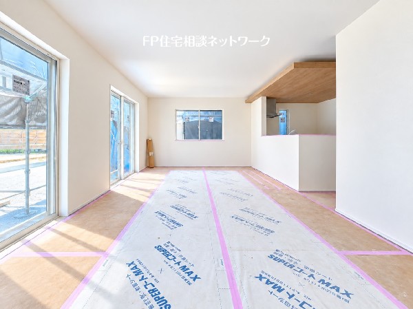 木目調の下がり天井が印象的なLDK。キッチンからリビング・ダイニングを見渡しやすく、家族とのコミュニケーションが自然と生まれる空間です。