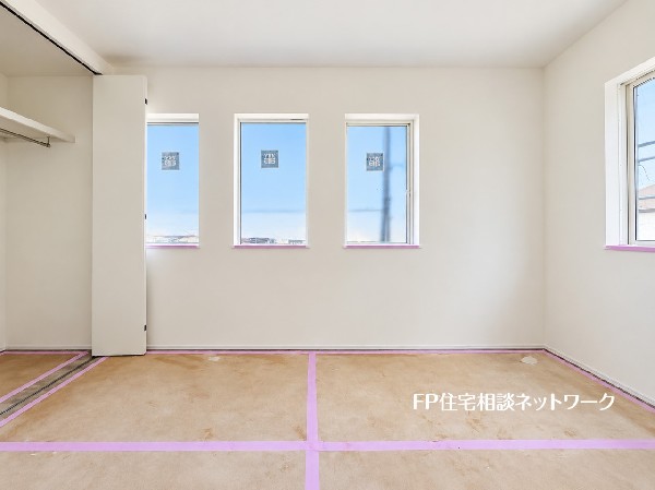 3つ並んだ窓から自然光を取り込む明るい洋室。クローゼットも備え、居住スペースをすっきりと使える快適な一室です。