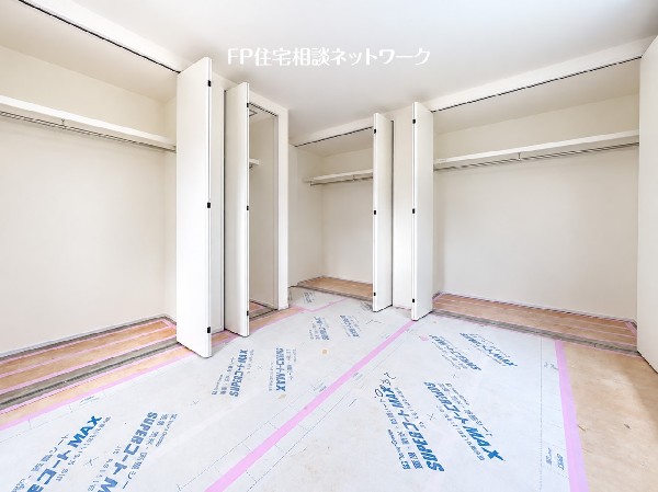 大容量のクローゼットを備えた洋室。衣類はもちろん、季節物やスーツケースなどもすっきり収納でき、お部屋を広々と使えます。