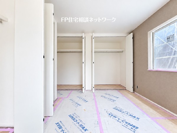 収納スペースをしっかり確保した洋室。豊富な収納力でお部屋をすっきり保ちやすく、家具のレイアウトもしやすい空間です。