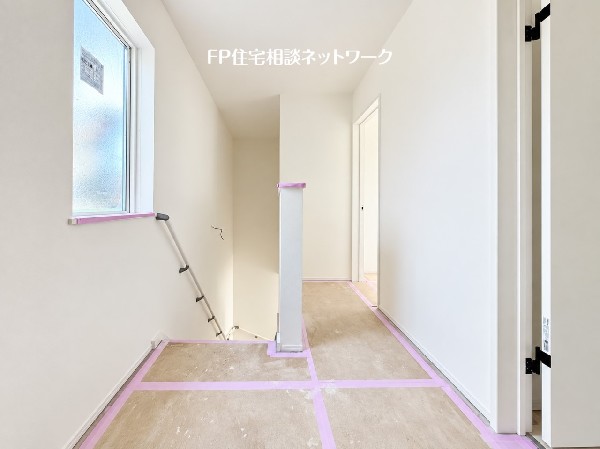 窓を設けた明るい階段スペース。廊下まで自然光が届き、毎日の上り下りも心地よい開放感のある空間です。