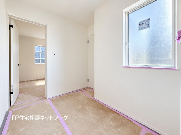 窓から自然光が差し込む明るい廊下。白を基調とした清潔感のある空間で、各居室へとつながる動線もすっきりとしています。