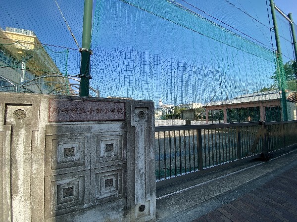 周辺環境:小田小学校　(お子様が一日の中でも長い時間を過ごす小学校。のびのびと過ごし、広い校庭で元気に駆け回ったり、どんどん成長していく姿が目に浮かびます。)