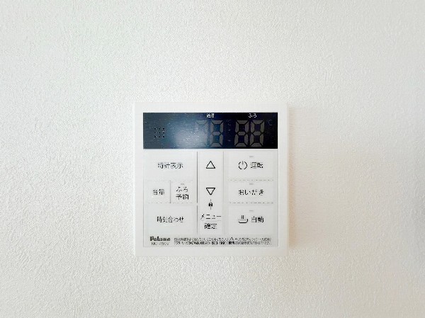 【フルオートバス】同仕様設備：ワンタッチでお湯張りや保温が可能なフルオートバス。仕事や塾など入浴時間が異なる家でも、保温機能でいつでも快適に入浴が可能です。