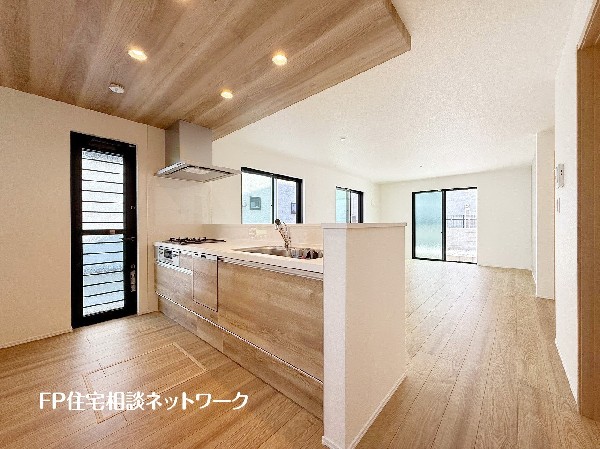 対面式のカウンターキッチンですので、出来上がったお料理をカウンターに並べてお子様が運ぶなど、お手伝いの時間も増えそうですね。