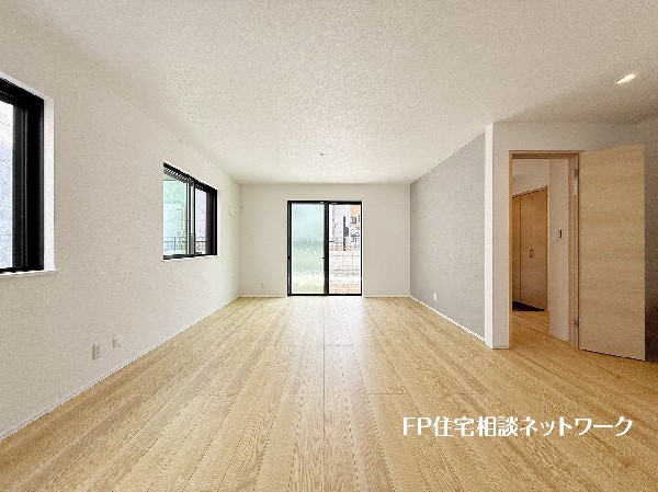 大切な家族が集まるからこそLDKにはこだわりたい。日当たりのよい広いＬＤＫを、子供たちが元気に走り回っている姿を見た時「広い家にして良かった」と思う。