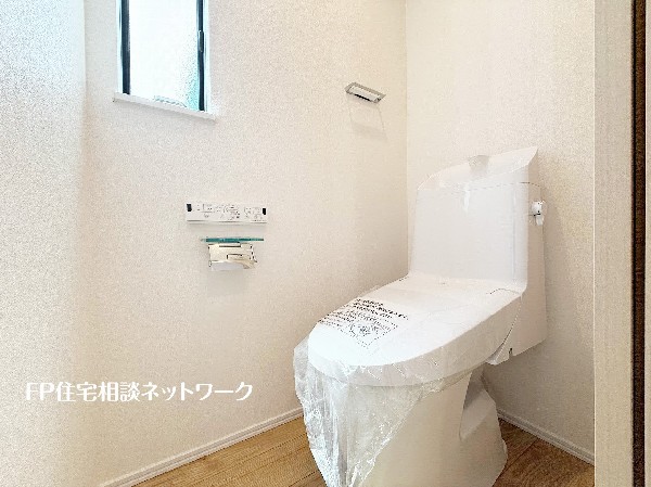 ウォシュレット、暖房便座機能付のトイレです。従来型に比べ節水効果があり、お手入れもしやすいので、家計も家事の負担も軽減してくれます。