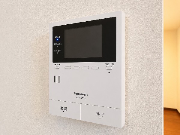 同仕様設備：TVモニター付インターホン　モニター付インターホンが標準仕様です。不安になりがちな防犯面。目で確認できるからあんしんです。